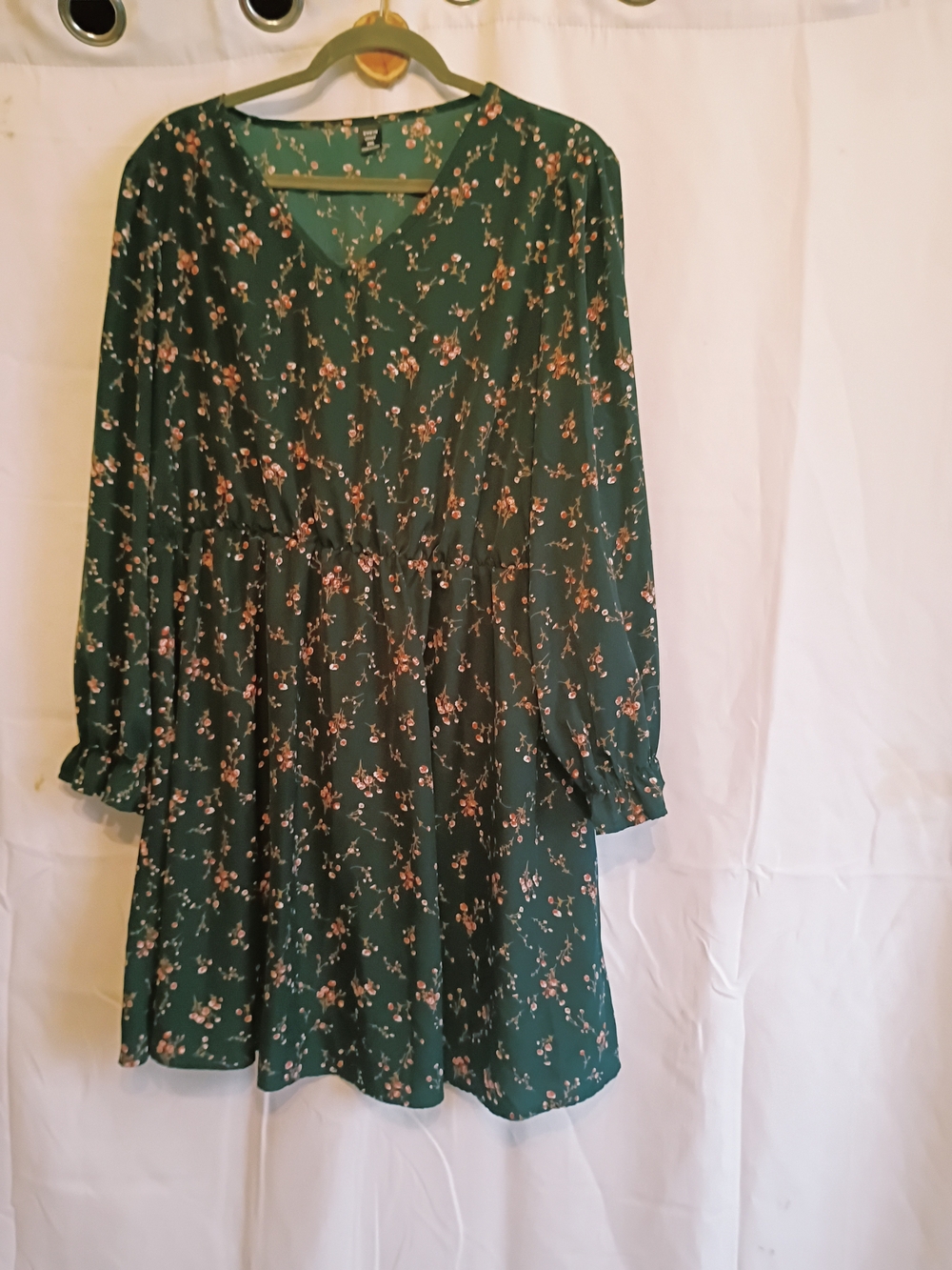 SHEIN Size 2xl Green Floral Curve Dress with Pink Blossoms.